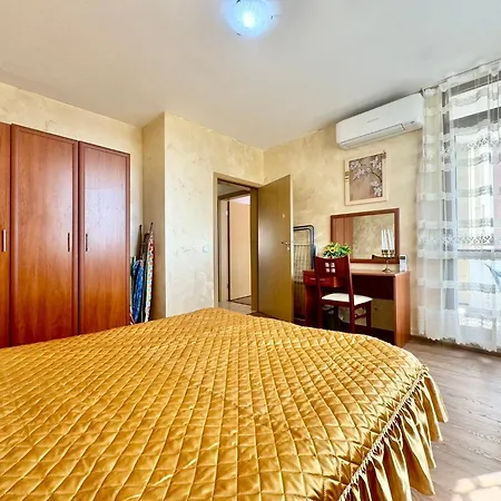 Bratanov Ashton Hall Apartment